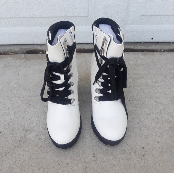 Mia - Picture 2 of 4